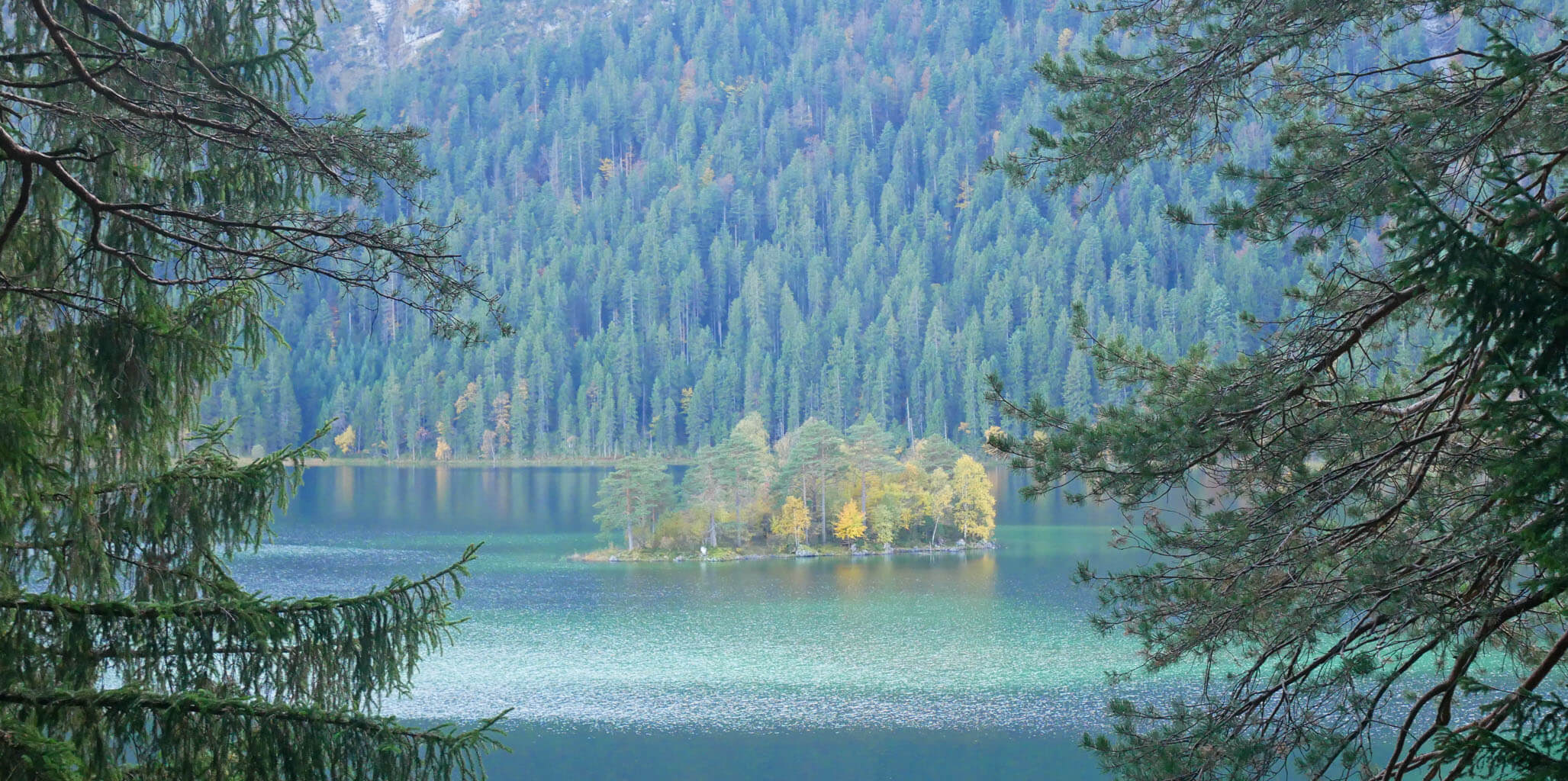 Herbstliche Rundwanderung um den Eibsee bei Grainau ...